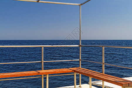 船甲板海洋游客帆船蓝色海岸晴天假期钓鱼港口航行图片