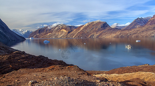 弗朗兹约瑟夫峡湾  格陵兰岛旅行山脉荒野破冰地质学顶峰地形远景旅游风景背景