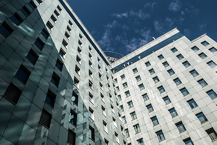 白天现代建筑的现代化商业反思百叶窗房子玻璃窗户窗帘阴影天空蓝色图片