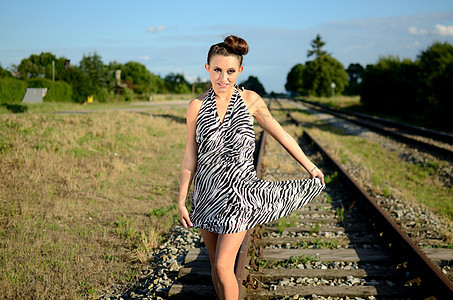 女孩沿铁路行走散步青少年铁轨女性背景图片