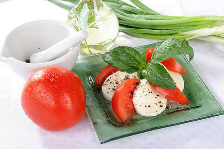 番茄和马扎里拉午餐黄瓜微量元素洋葱小吃维生素青葱地面胡椒食物图片
