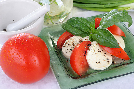 番茄和马扎里拉胡椒韭菜蔬菜盘子香料午餐食物地面食品维生素图片