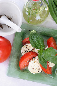 番茄和马扎里拉午餐沙拉地面微量元素韭菜小吃砂浆盘子黄瓜食物图片