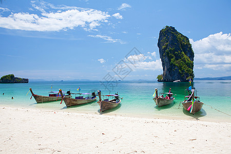 克里夫和船只海滩天空海浪悬崖风景晴天蓝色旅游海岸热带图片