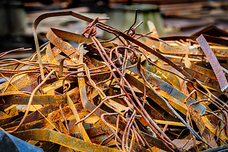 大量生锈的金属废渣废料垃圾回收废金属框架冶金工业院子工程图片