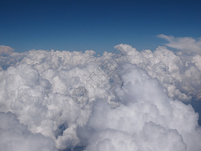 阿尔卑斯山云场景蓝色天空鸟瞰图飞行航班白色飞机天线运输图片