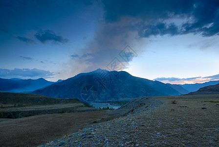 俄罗斯阿尔泰山的黄昏风景图片