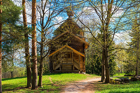 林中美丽的木制教堂图片