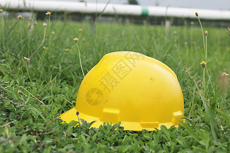 手轮阀门上的黄色硬帽子绿色对角线职业头饰塑料头盔齿轮图片