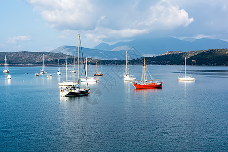 希腊Poros渔船和游艇夏季景旅游闲暇游客天际风景天空蓝色假期运输海湾图片
