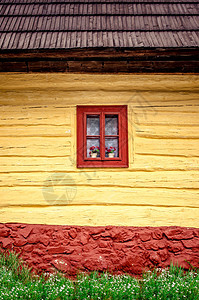 旧旧传统木制房屋的多彩窗口详情图片