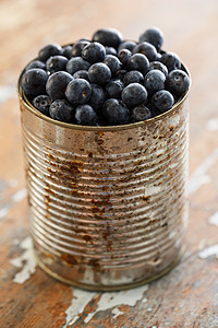 桌上有美味的蓝莓收成浆果乡村水果野餐阳光金属农业花园营养图片