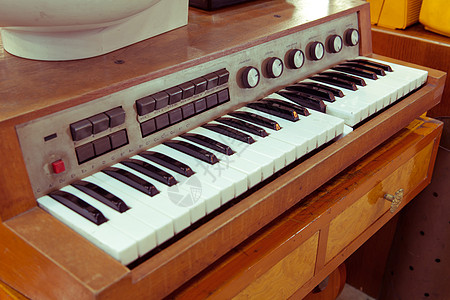 复古 钢琴古董钢琴钥匙和木质谷物艺术仪器木头乐器键盘棕褐色音乐黑色器官旋律背景