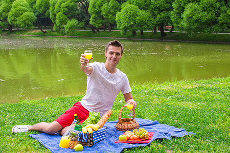 快乐的年轻人野餐和户外放松水果菠萝玻璃橙子午餐格子娱乐幸福活动父亲图片