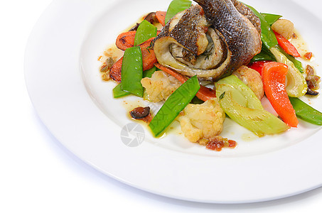 含有春季蔬菜和橄榄酱的海贝斯片鲈鱼鱼片季豆盘子美味厨房沙拉食物餐厅海鲜图片