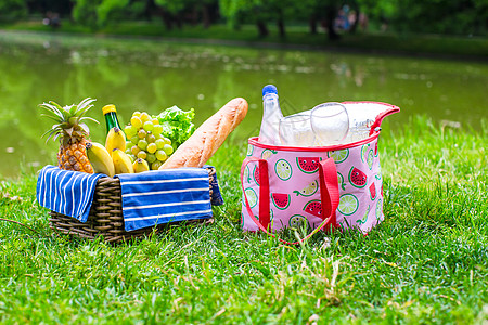 白葡萄酒 梨子 水果 面包的彩礼环境假期菠萝草地森林酒精快乐父母桌布公园玻璃图片