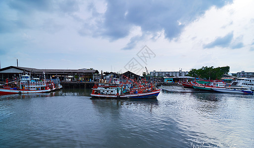 在泰国普吉停靠渔船船图片