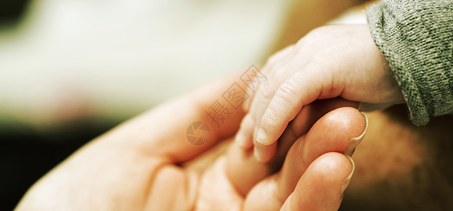 母亲和婴儿手的粉色手指手势指甲皮肤护士保姆压痛育儿父母图片