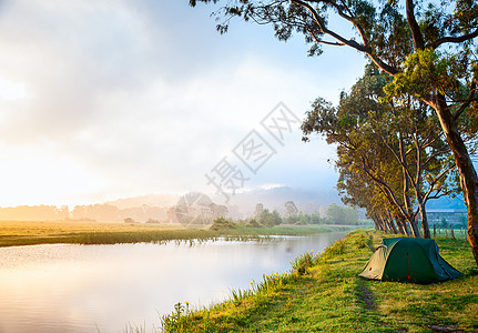 河边露营薄雾环境旅游庇护所过夜远足阳光营地帐篷旅行图片