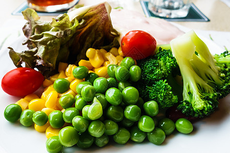 沙拉绿色红色白盘子食物蔬菜玉米青豆白色图片