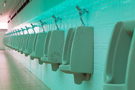 公共厕所中的瓷器小便卫生间男人洗手间男性小便池摊位浴室卫生白色房间图片
