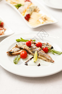 有蔬菜的鱼盘子美味美食午餐食物烧烤佳肴栖息辣椒柠檬图片