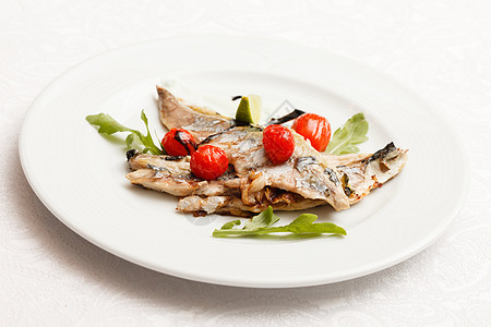 有蔬菜的鱼油炸海鲜盘子午餐食物佳肴烧烤栖息沙拉辣椒图片