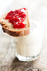 面包加草莓果酱和牛奶杯紧闭图片