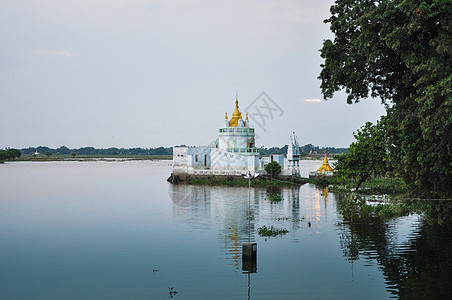 缅甸曼德勒乌宾桥附近的佛教寺庙日出圆顶佛塔异教徒旅行仰光建筑学天炉文化遗产图片