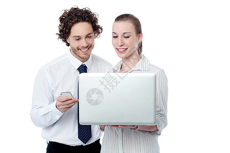 开心的商务人士浏览笔记本电脑图片
