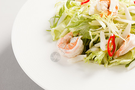 带沙拉虾的沙拉食物盘子绿色黄瓜饮食草本植物胡椒营养午餐蔬菜图片
