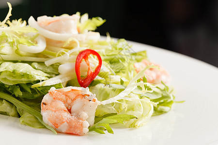 带沙拉虾的沙拉饮食胡椒辣椒蔬菜盘子绿色低脂肪黄瓜午餐叶子图片