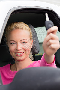 女司机出示车钥匙旅行微笑考试驾驶女性喜悦成人车辆车轮运输图片