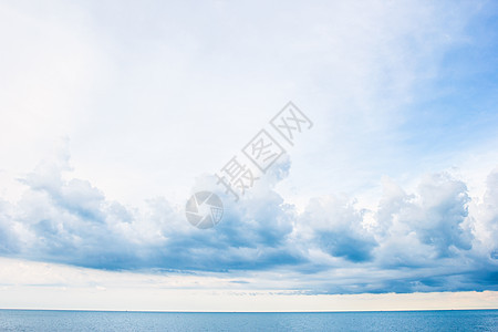 蓝色的海和云天在天空之上旅行风景场景海洋反射天气季节生态地平线天堂图片