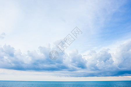 蓝色的海和云天在天空之上生态空气场景海洋季节气候旅行阳光天堂风景图片