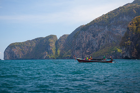 海上船只天堂海洋异国风景岩石旅游海岸天空娱乐晴天图片