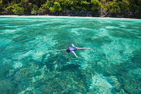 游客在海上潜水岩石支撑海浪海洋旅行旅游假期热带海滩天空图片