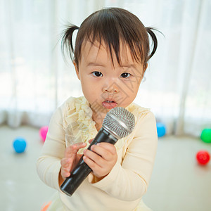 带麦克风的亚洲小女孩歌手幸福唱歌情感房子歌曲工作室卡拉ok微笑白色图片