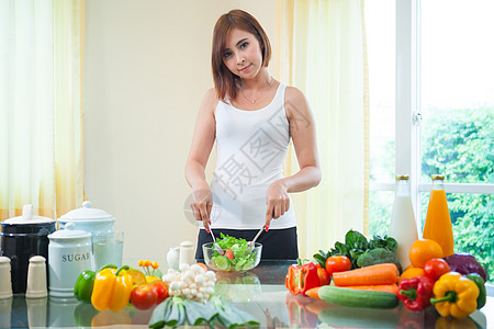 快乐的妇女烹饪蔬菜绿色沙拉成人家庭厨师幸福食物房子午餐主妇饮食桌子图片