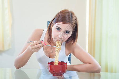 年轻女孩吃拉面面美食女性微笑用餐饮食筷子女士文化午餐面条图片