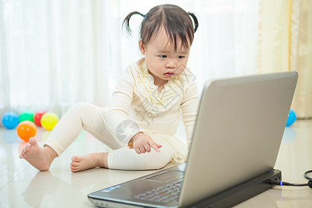 小亚洲女孩在家里玩笔记本电脑键盘商业监视器学习技术白色童年孩子互联网乐趣图片