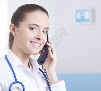 电话医生磨砂膏快乐手机女性沟通工作服医学医护人员诊所医院图片
