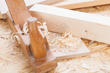 手持木板 配有木屑建筑工艺木制品刨花手工业安装硬木精神生产刀刃图片