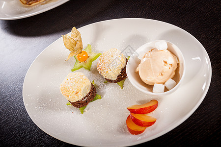 果美咖啡花草和鹅莓盘子甜点饮食餐饮餐厅美食服务水果食物咖啡图片