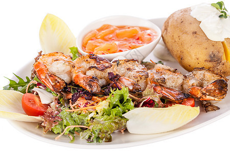 配有内生沙拉和夹皮土豆的大虾土豆食物盘子对虾拼盘蔬菜午餐贝类烹饪饮食图片