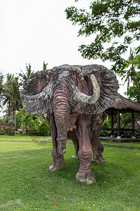 大象雕像 站在公园的草坪上野生动物工匠草地精神树干艺术雕塑耳朵艺术品食草图片