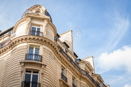 巴黎一个历史悠久的镇舍外房地产多层楣梁建筑学住宅纹饰公寓石头低角度文化图片