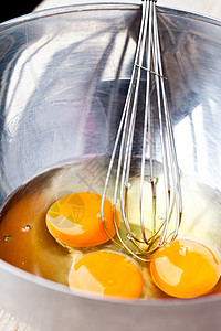 用金属碗鸡蛋黄色用具早餐烘烤盘子营养食物桌子食谱烹饪图片