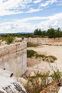 特雷弗蒂诺大理石岩石资源地质学白色萃取工业石头机器晴天石灰石图片