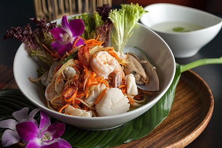 泰国海食索姆通沙拉和汤图片
